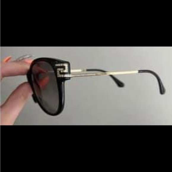 New Versace Sunglasses with case and cleaning cloth - Picture 3 of 8